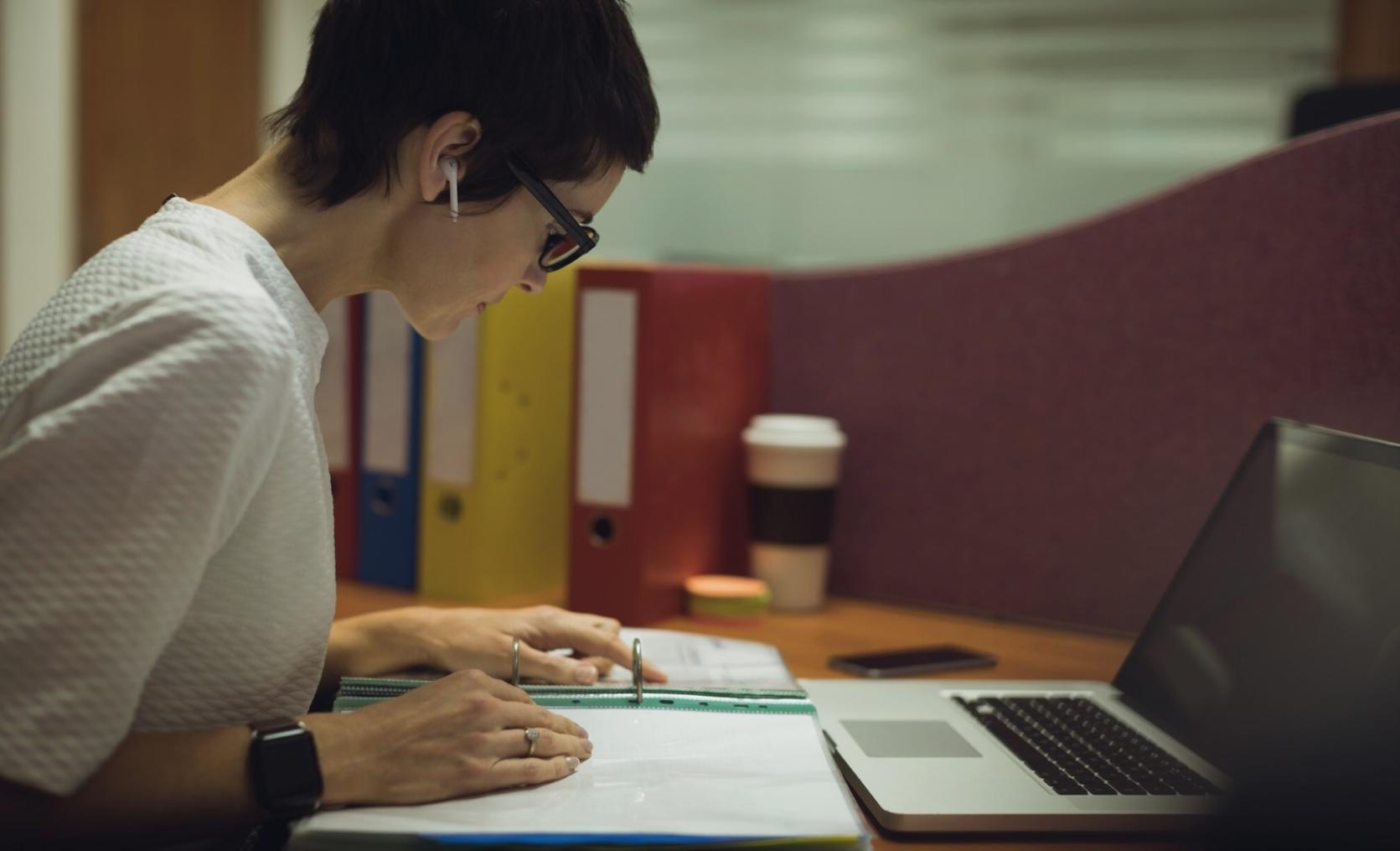 Revisión de documentación financiera con cliente