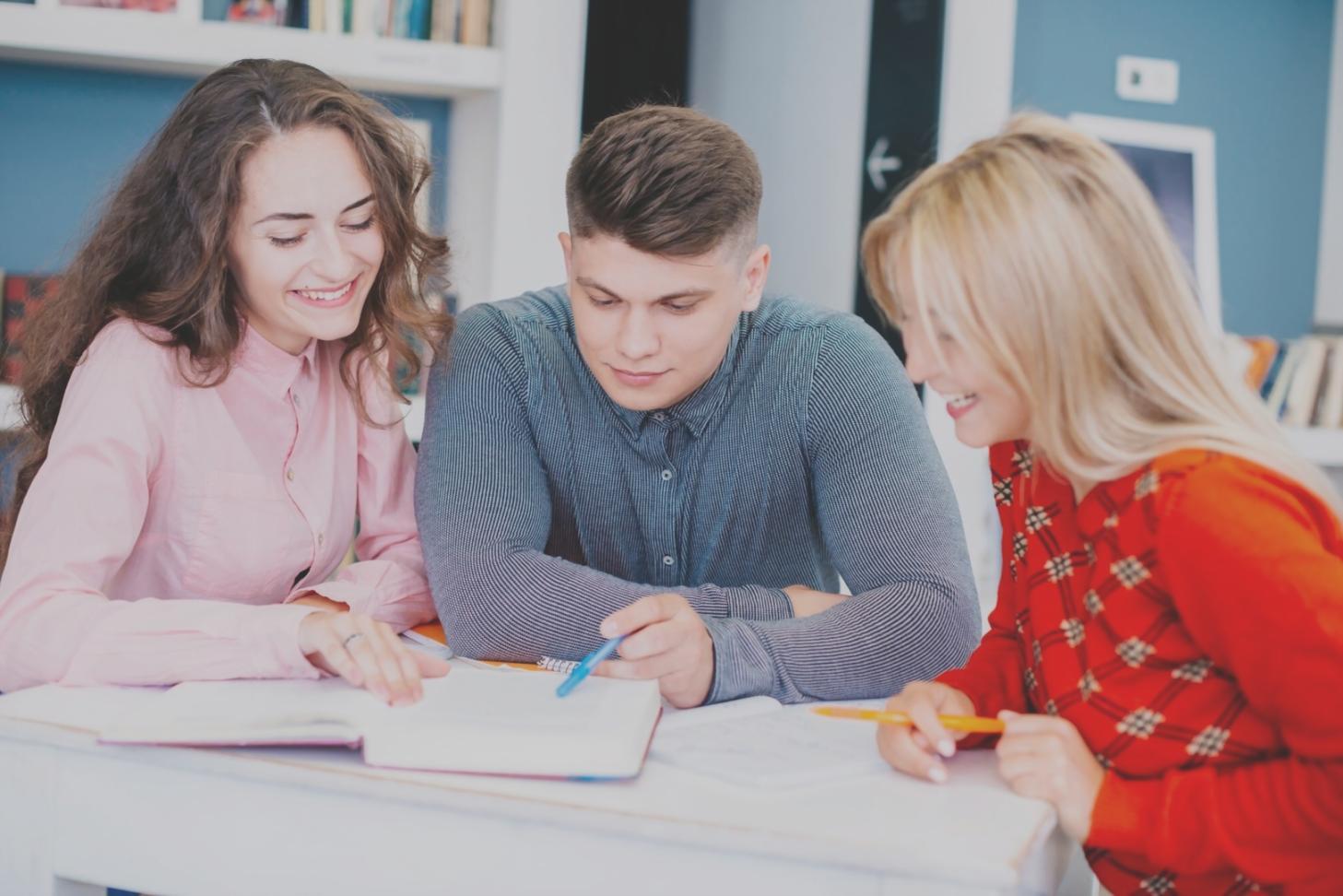 Materiales de estudio financiero organizados