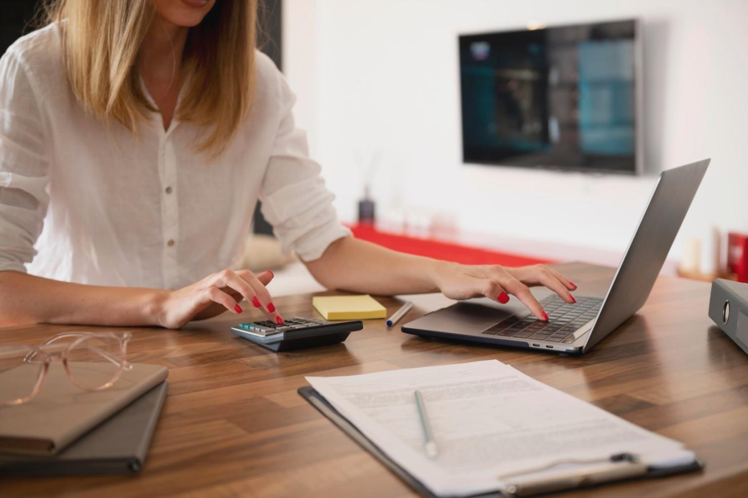 Espacio de trabajo con análisis financiero y documentación