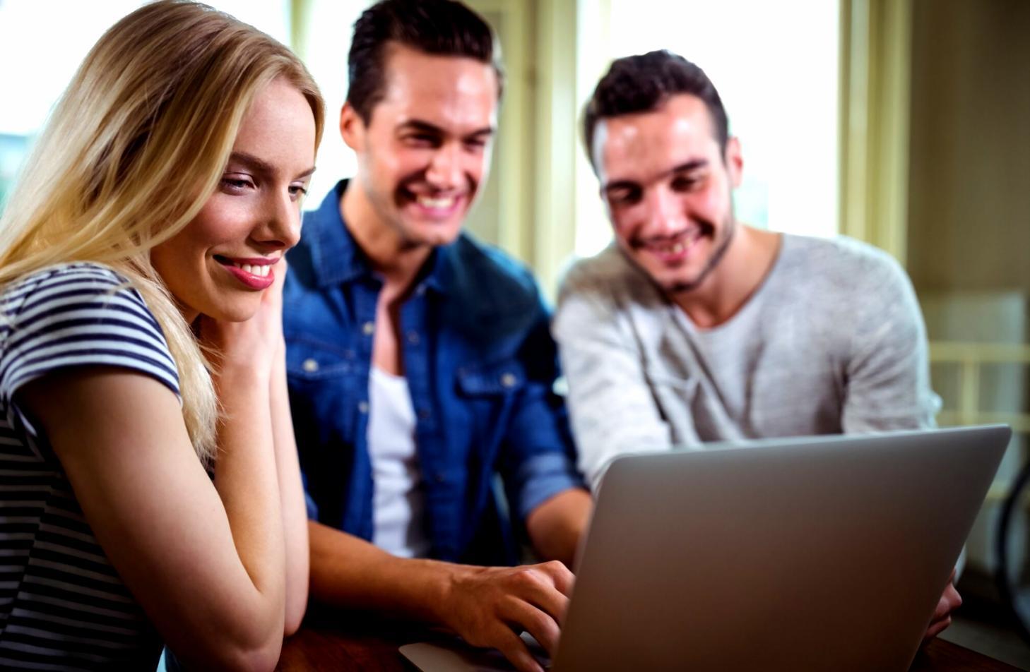 Análisis detallado de documentos financieros en oficina